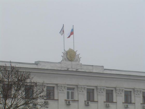 В Крыму люди с оружием захватили парламент и Совет министров