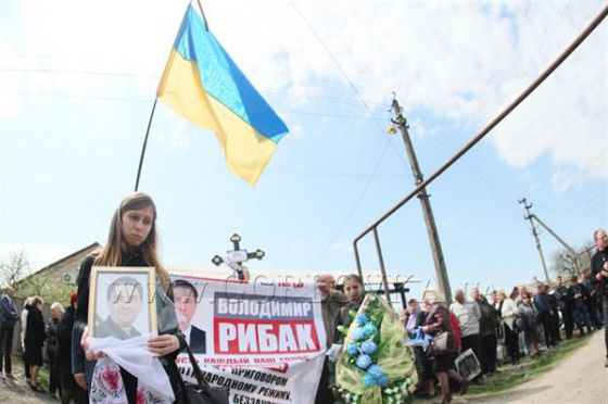 Владимира Рыбака проводили в последний путь: родные депутата исполнили гимн Украины, на похоронах прозвучали выстрелы из оружия в воздух 