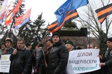 В Донецке создают &quot;Восточный фронт&quot; для защиты от радикалов