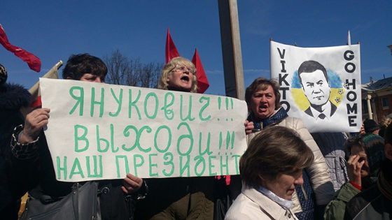 В Донецке несколько тысяч человек под флагами России просят Януковича вернуться и править ими 