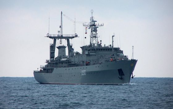 Экипаж корабля Славутич ВМС Украины дал силовой отпор вооруженным нападающим – Минобороны