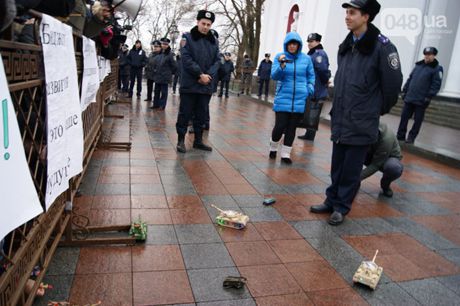 Евромайдановцы штурмовали Одесскую мэрию игрушечными танками и авиацией