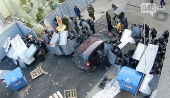 Одесские милиционеры прикрывали боевика, который из автомата обстреливал митингующих (видео)