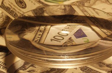 Доллар и евро в Украине стали дешеветь