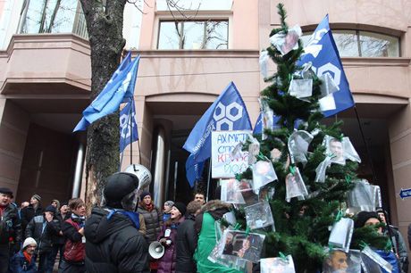 &quot;Ахметов - спонсор кровавой елки&quot; - под окна СКМ пришли активисты