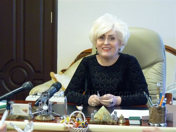 Городской голова Славянска Неля Штепа готовит «вкусняшки» для славянских правоохранителей, которые несут службу в Киеве