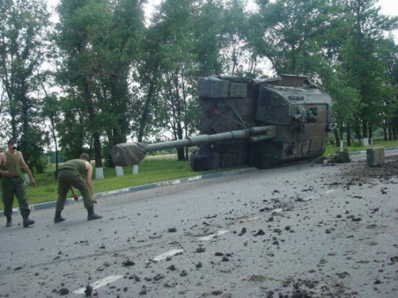 В России по пути к украинской границе перевернулся танк (фото)