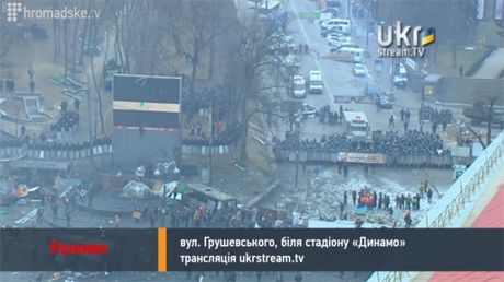 На Грушевского читают молитву, МВД напоминает об ответственности