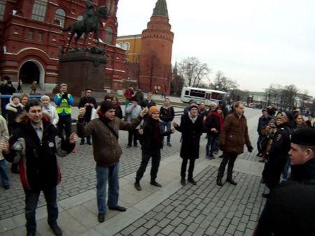 В Москве на Манежной площади задержаны участники акции с невидимыми плакатами в поддержку &quot;болотных узников&quot; (видео)
