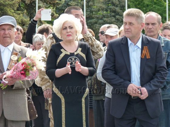 Вот так сюрприз: поздравить жителей Славянска с Днём Победы вышла на импровизированную сцену городской голова Неля Штепа