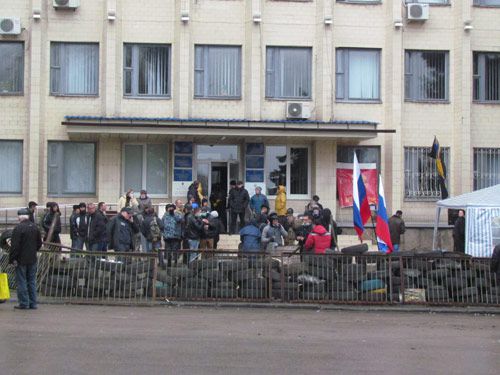 Возле Краматорского исполкома баррикада, мэр приехал к митингующим (фото, видео)