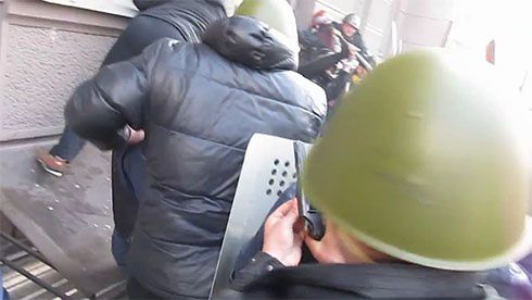 Как милиция вместе с титушками в Мариинском парке людей убивали