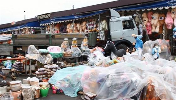 Забыл поставить на «ручник»: в Славянске грузовой автомобиль с цементом разгромил торговые палатки на рынке БЗС (видео)