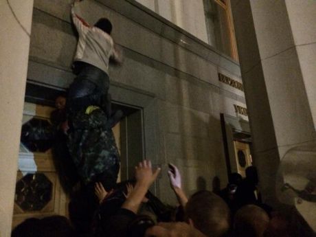 &quot;Правый сектор&quot; пикетирует здание Рады