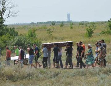 Фото похорон героя НТВ, погибшего под танком, оказались фэйком