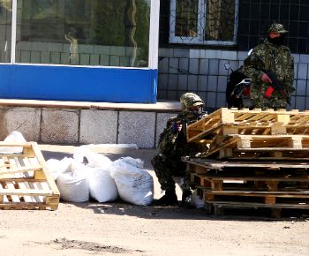 У здания Константиновского исполкома начали строить баррикады