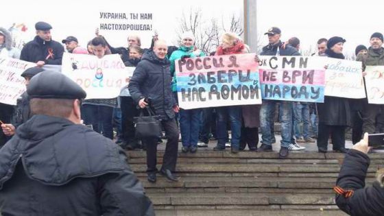 В Донецке начался пророссийский митинг. По &quot;фашизму&quot; уже ударили автопробегом