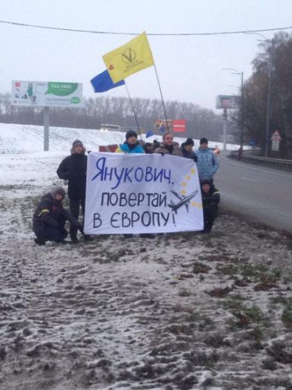 Активисты Майдана вышли &quot;провести&quot; кортеж Януковича
