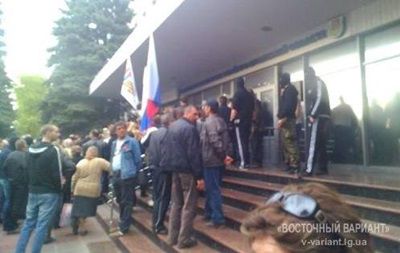 Здание облмилиции в Луганске обстреливают из автоматов - СМИ