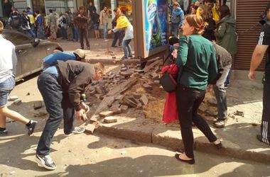 В Одессе гремят взрывы, люди бросают друг в друга камни 
