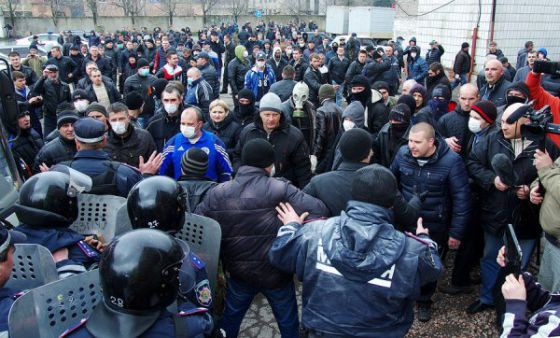 Только что взято штурмом отделение милиции в Горловке, часть личного состава перешла в подчинение подполковнику российской армии