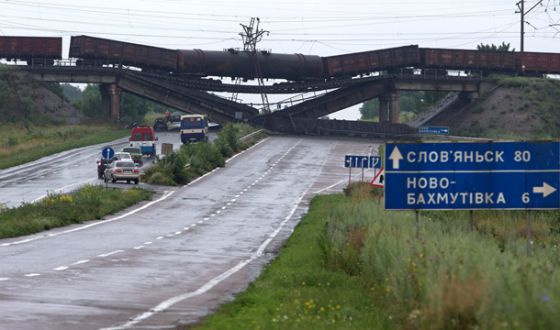 Над дорогой Славянск – Донецк – Мариуполь взорван железнодорожный мост