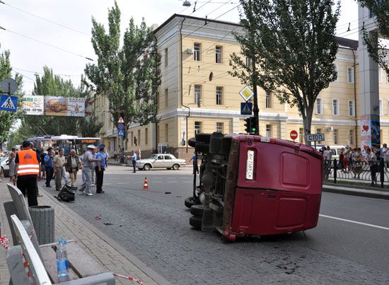 В Донецке «Газель» в падении сбила четверых пешеходов. Опрокинулась от «встречи» с KIA