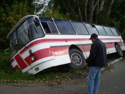 Автобус лег в кювет. Пассажиры отделались испугом