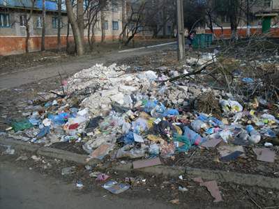 В Краматорске жители устроили свалку прямо у себя во дворе