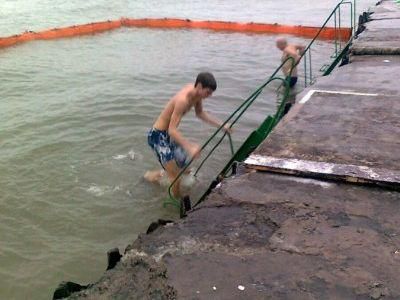Мариупольцы в штормящем море устанавливают рекорд крещенских купаний