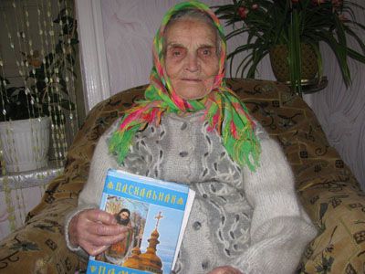 100-летняя краматорчанка моет посуду, стирает и читает молитвослов 