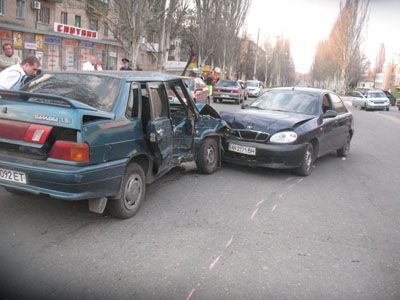 В Краматорске столкнулись три автомобиля. Есть пострадавшие