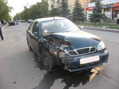 На улице Шкадинова столкнулись две легковушки