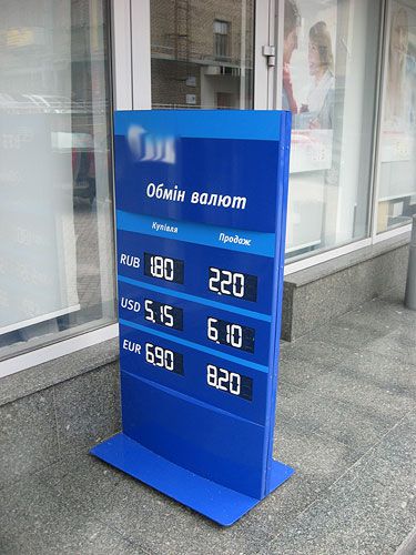 В Донецке доллар стоит уже 6,10 гривен. Но в продаже &quot;зеленых&quot; нет 