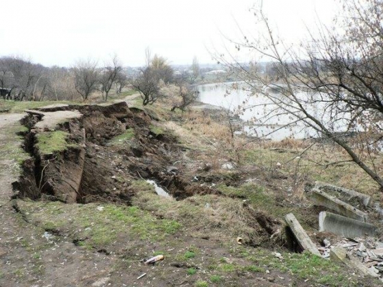 В поселке Партизанский в Казенный Торец «сполз» берег