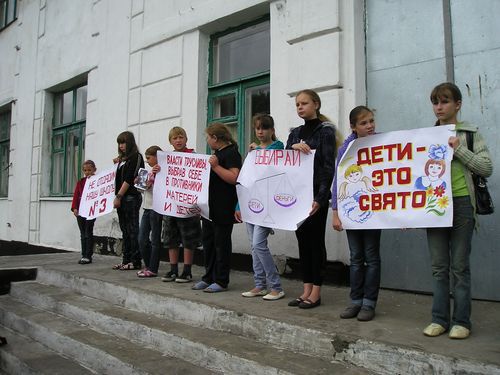 &quot;Трусливые власти против детей&quot;. Как в Макеевке День Конституции отметили 