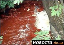 В Донецкой области одна из рек окрасилась в красный цвет из-за промышленных выбросов