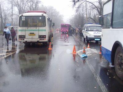 Женщина погибла под колесами автобуса