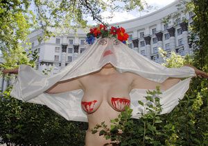 Активистки FEMEN показали Азарову &quot;кровосиси&quot;