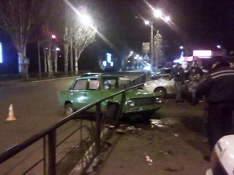 «Копейка» протаранила забор напротив ЦУМа