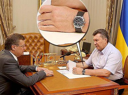 Янукович встречал министров в надетых вверх ногами часах