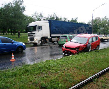На пересечении улиц Орджоникидзе и Кима в ДТП две машины потеряли три колеса