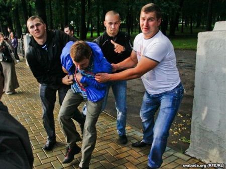 В Минске &quot;дружинники&quot; ловили протестующих и журналистов