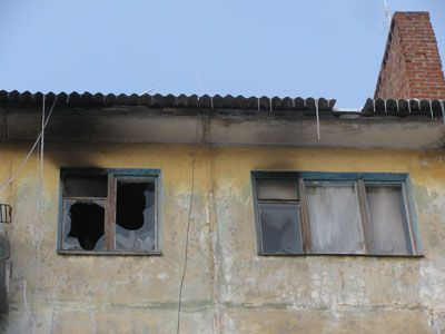 Почувствовав запах гари, пенсионер проснулся, но выйти из горящей квартиры уже не смог  