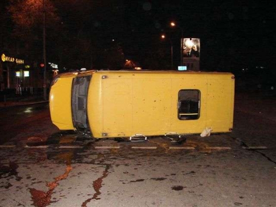В Донецке джип столкнулся с маршруткой: есть пострадавшие