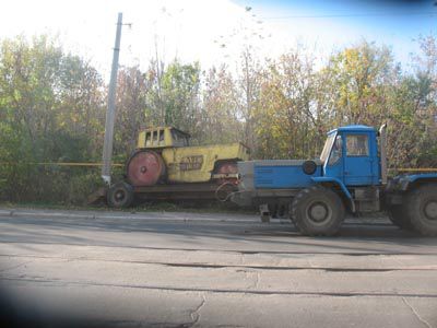 В Краматорске с моста сорвался прицеп с асфальтоукладчиком  (дополненно)