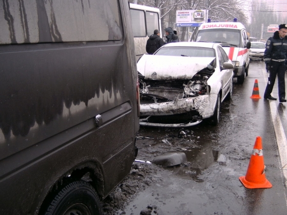 В Донецке из-за несоблюдения безопасной дистанции произошло ДТП. Два человека травмированы
