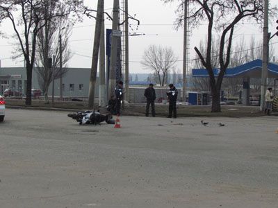 В Краматорске на перекрестке столкнулись скутер и легковушка