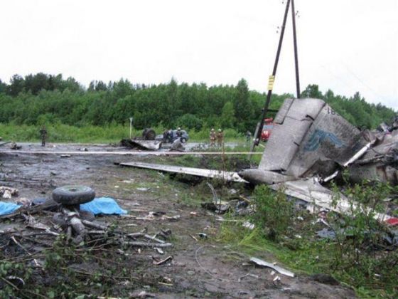 В России разбился Ту-134. Во время жесткой посадки на шоссе погибли 44 человека