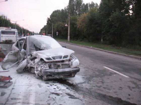 Возле &quot;ЕКО-маркета&quot; в результате ДТП сгорел автомобиль
